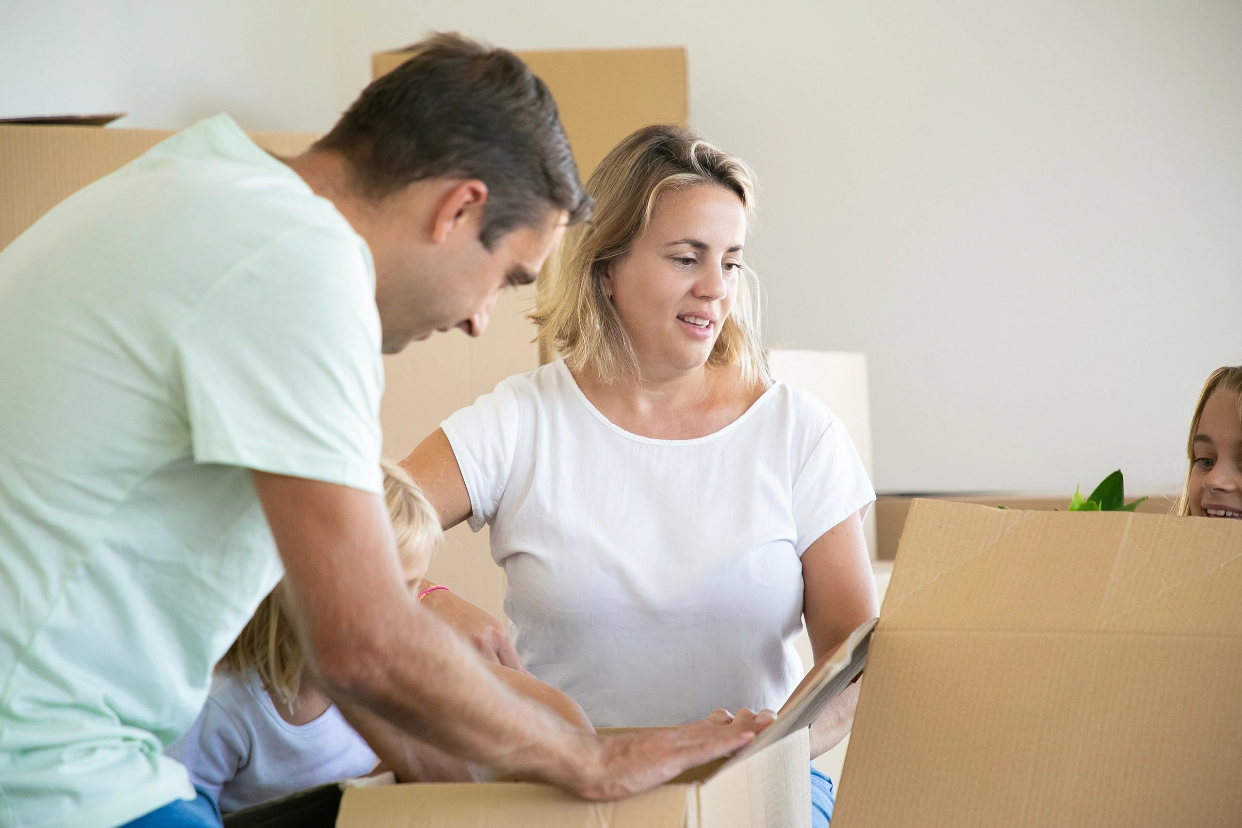 Familia desempacando cajas en su nuevo hogar