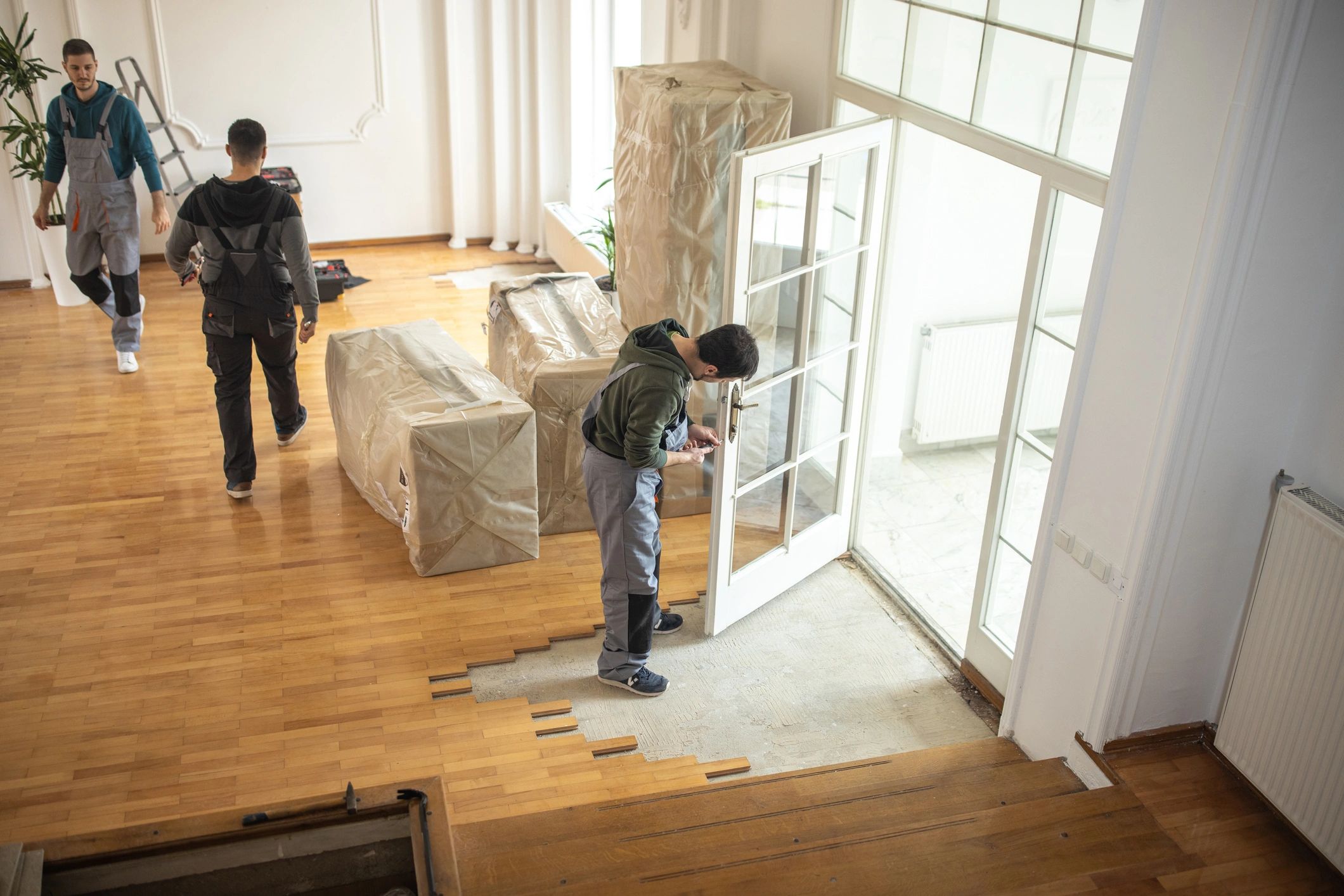 Personal de mudanza trabajando dentro de una vivienda