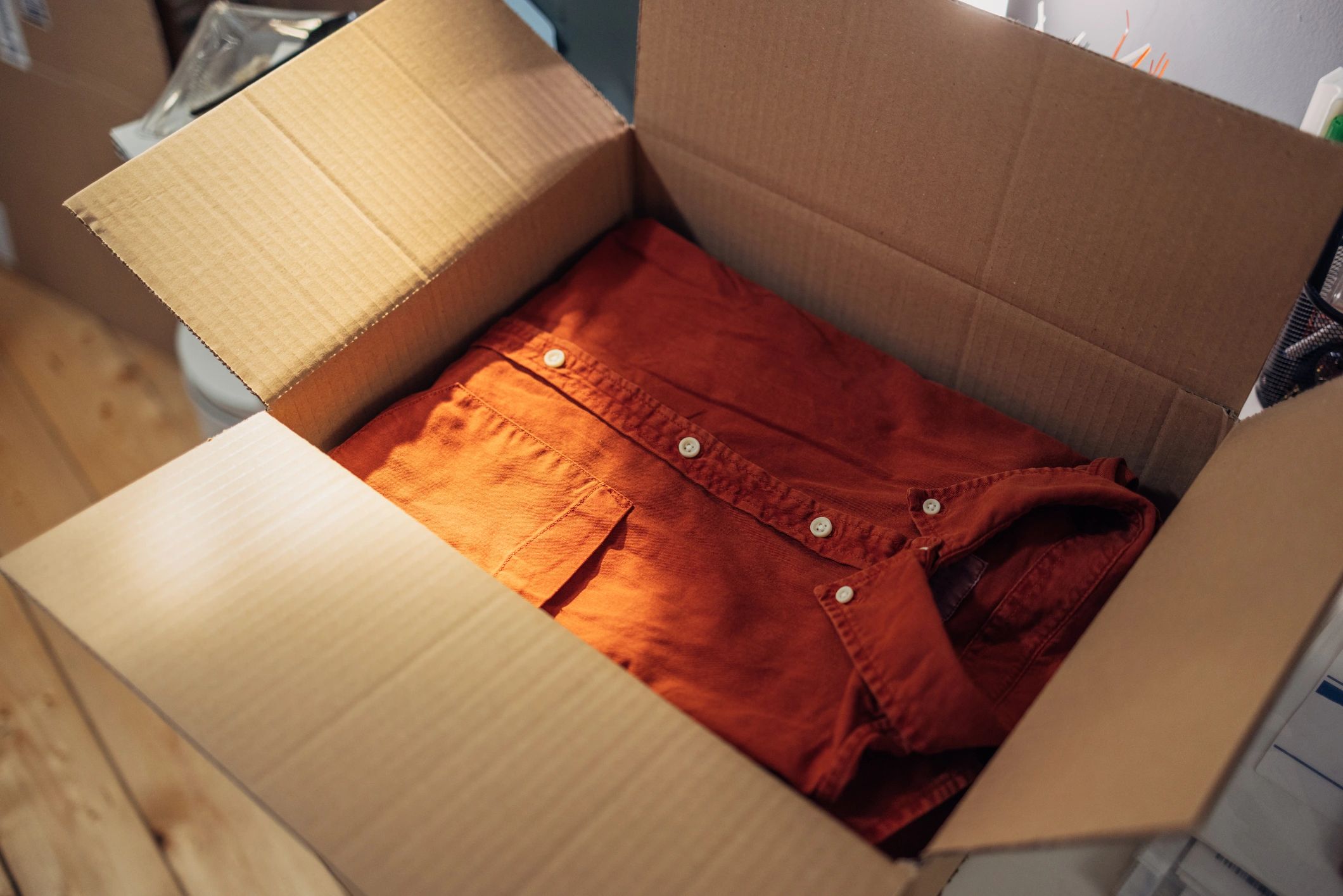 Ropa cuidadosamente colocada dentro de una caja de cartón