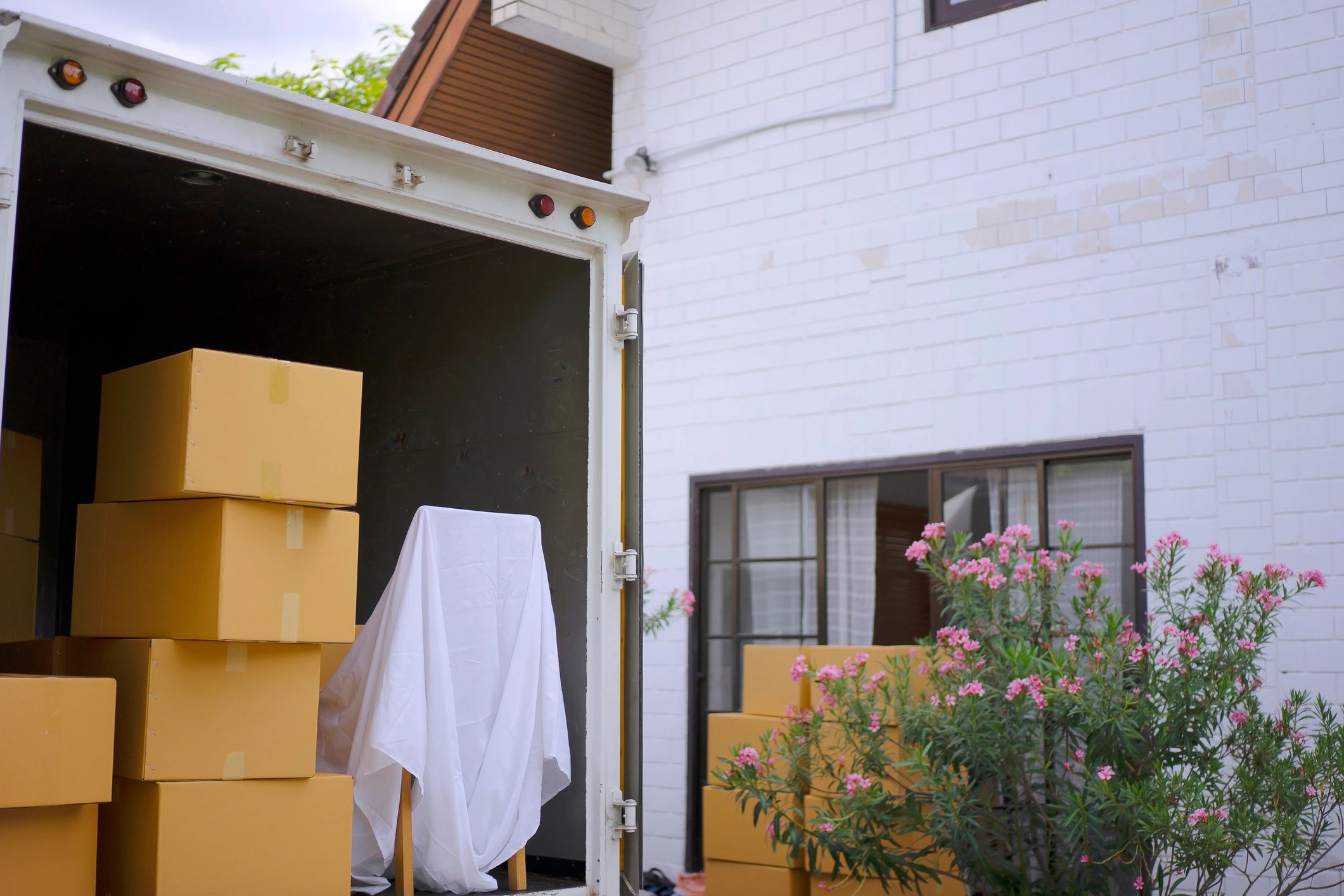 Personal de mudanza realizando servicio residencial
