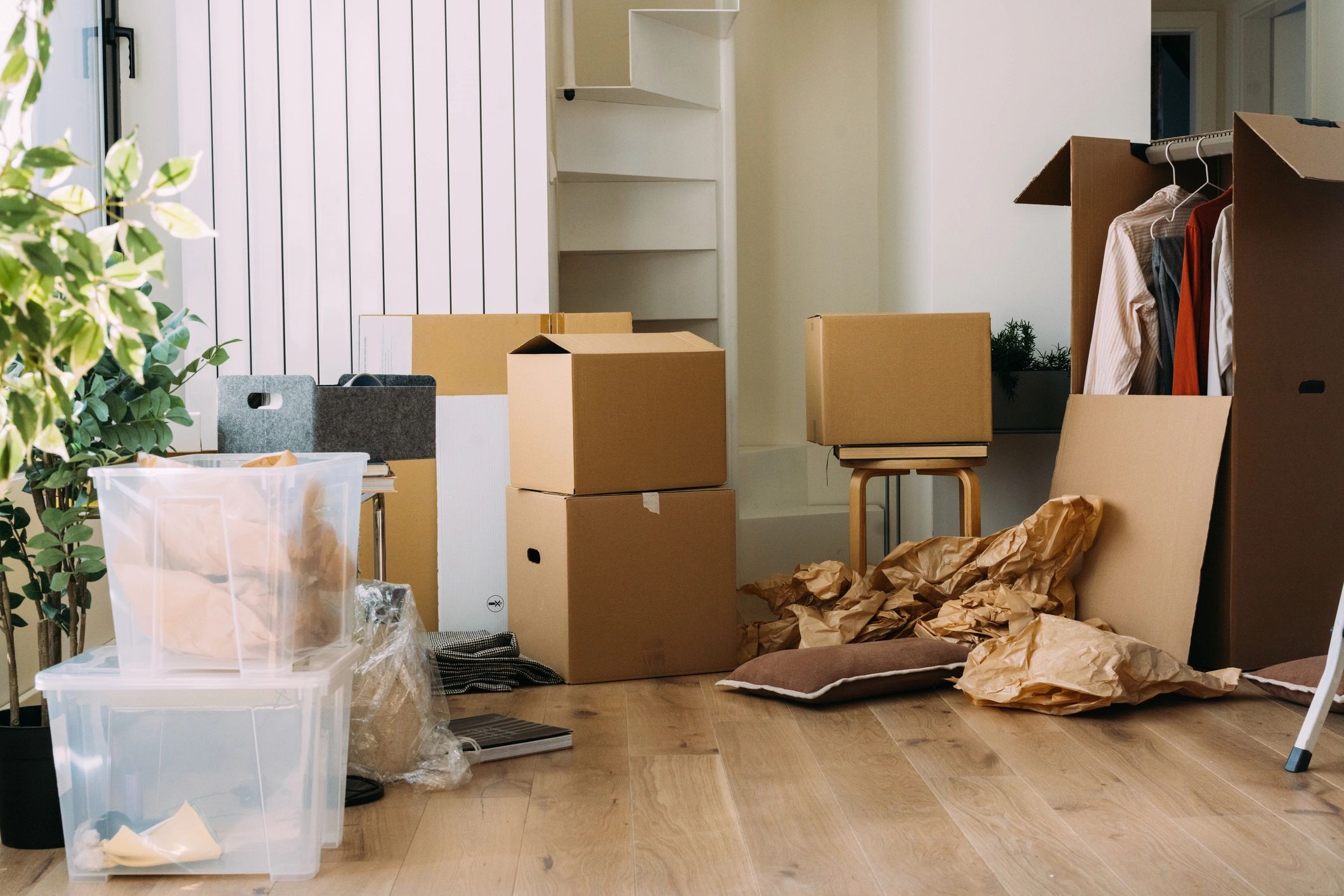 Cajas y materiales de empaque organizados durante una mudanza