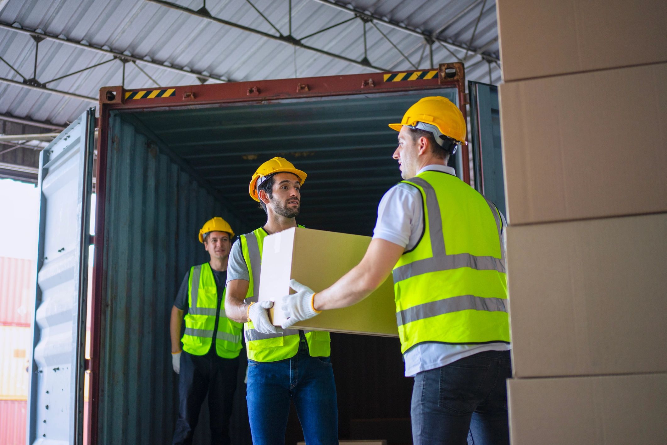Personal profesional trabajando en operación logística
