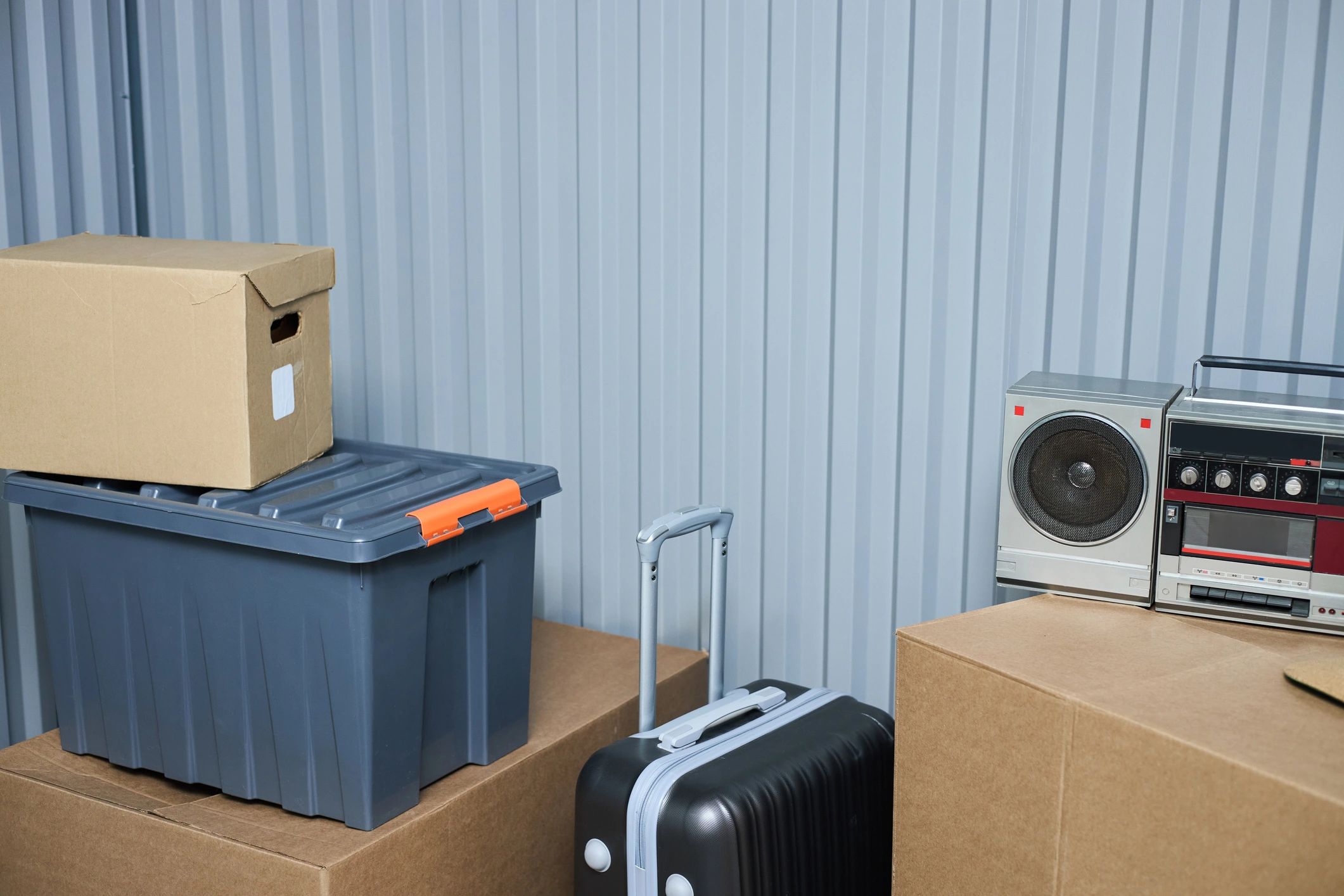 Cajas apiladas y contenedores listos para traslado